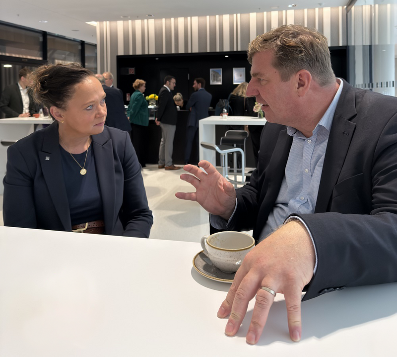 Professor Dr. Sören Auer trifft die Landtagsabgeornet Colette Thiemann zum Gespäch an einem Tisch.