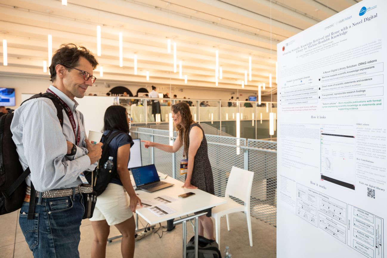 Teilnehmer der ACM SIGIR Conference in Padova/Italien, eine Person steht im Vordergrund vor einem Poster, im Hintergrund die Kollegin Lauren Snyder von der TIB.