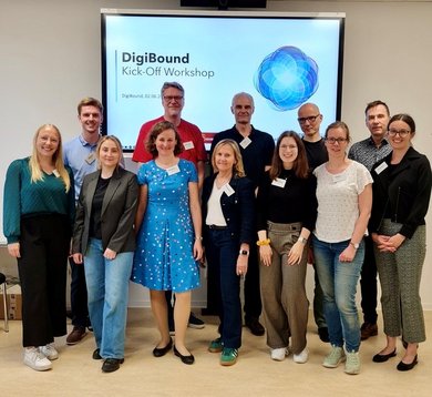 Gruppenbild von Personen welche am Projekt beteiligt sind, davon drei Personen von der TIB, im Hintergrund ist das Logo visualisiert.